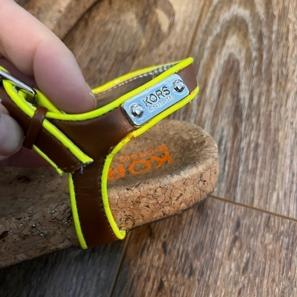 Michael kors kids sandal size 3 neon yellow - Picture 2 of 4